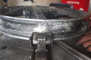 Cara Menghilangkan Cairan Ban Tubeless. Cairan Ban Anti Bocor Bisa Bikin Pelek Rusak? Ternyata Ini Efeknya