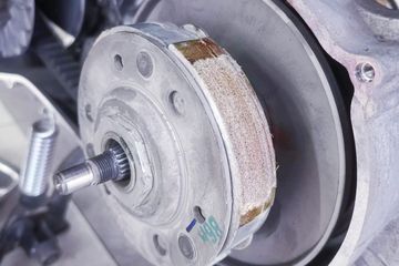 Ciri Ciri Kampas Ganda Habis. Bikers Harus Tahu, Ini Ciri-ciri Kampas Ganda Motor Matic Mau Habis