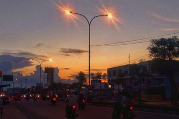 Lampu Kuning Jalan. Emang Sengaja, Ada Alasan Sebagian Lampu Penerangan Jalan