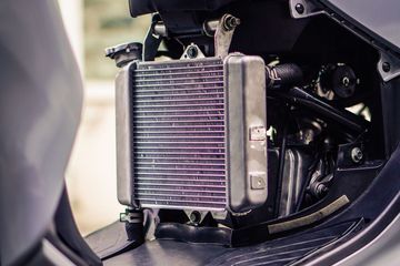 Pasang Jam Di Motor. Pikir Lagi, Pasang Radiator Gede di Motor Justru Bikin Mesin Loyo