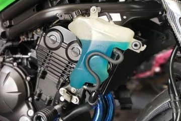 Baut Pembuangan Air Radiator Vixion. Bolehkah Coolant Radiator Dicampur dengan Air? Begini Jawaban