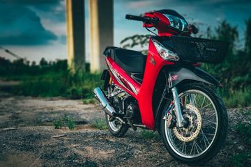 Modifikasi Supra X Helm In. Modifikasi Honda Supra X 125 Helm In, Berbaju Merah dan Berhias