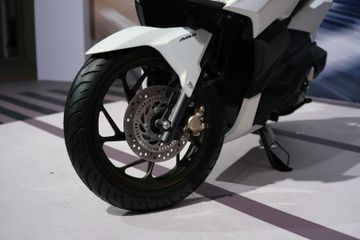 Modifikasi Ninja 4 Tak Ban Kecil. Bikers Harus Paham, Ini Alasan Ukuran Ban Depan Motor Lebih