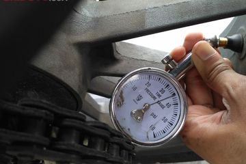 Cara Mengisi Angin Ban Motor. Isi Ban Motor Pakai Nitrogen Bikin Tekanan Ban Stabil? Begini Hasil