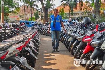 Parkir Yang Rapi. Juru Parkir Idaman, Motor Ditata Rapi Sesuai Merek Layaknya