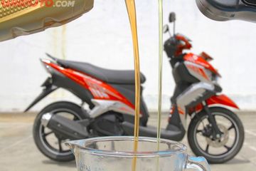 Oli Untuk Motor Matic Tua. Motor Matic Tua Sebaiknya Pakai Oli Mesin SAE Berapa? Ini Saran