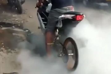 Modifikasi Ninja 250 Ban Cacing. Gile! Ninja 250 Ban Cacing Dibawa Burnout, Liatnya Kayak Gasing