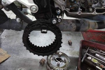 Efek Kampas Kopling Motor Habis. Ini Efeknya Kalau Kampas Kopling Motor yang Aus Tidak Segera