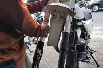 Ganti Oli Shock Depan. Sokbreker Depan Motor Juga Perlu Ganti Oli, Segini Waktu Idealnya