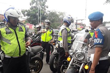 Dudukan Plat Nomor Motor Depan. Dudukan Plat Nomor Depan Buat Moge Masih Jadi Perbincangan