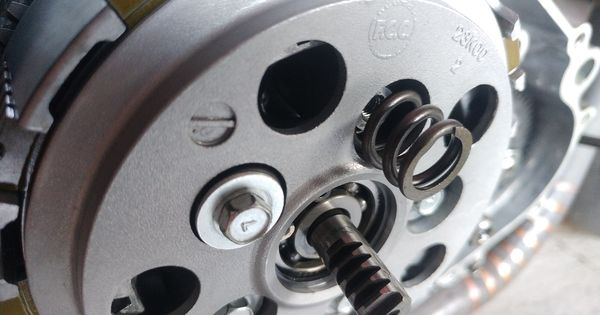 Cara Ganti Karet Kopling Vixion. Kebiasaan Sepele Ini Bikin Karet Rumah Kopling Rusak Lebih