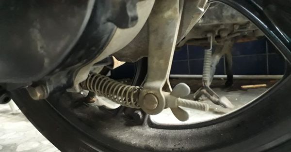 Penyebab Rem Belakang Motor Macet. Ternyata Ini Penyebab Rem Tromol Gampang Macet Ketika Musim
