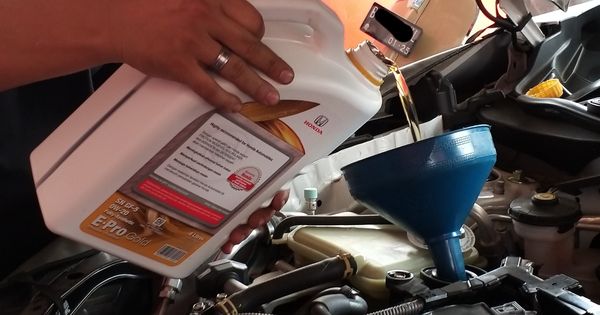 Cara Cek Oli Mesin Yamaha Nmax. Cara Cek Kondisi Oli Mesin Mobil Pakai Tisu, Begini Langkahnya