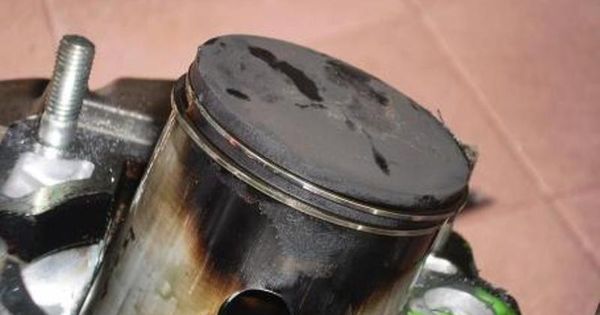 Efek Oli Samping Terlalu Boros. Oli Samping Terlalu Boros di Mesin 2-Tak Juga Menyebabkan Efek