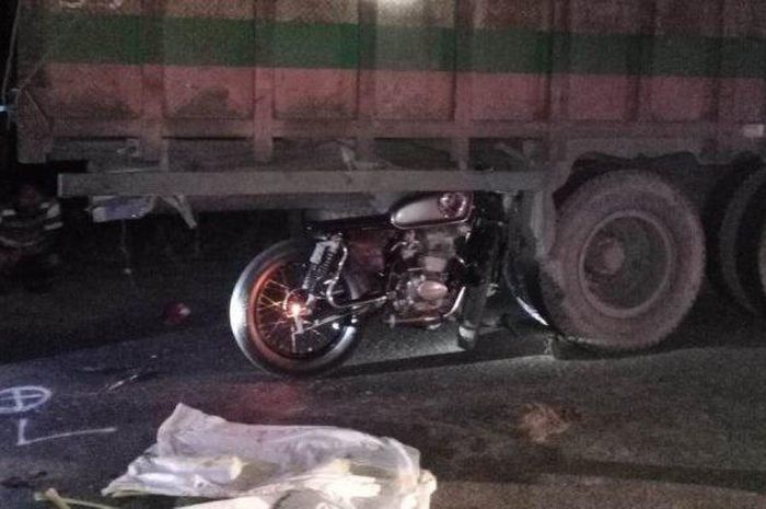 Modifikasi Motor Cb 100 Jap Style. Honda CB100 Japstyle Nyangkut di Kolong Truk, Kondisi Ngebut