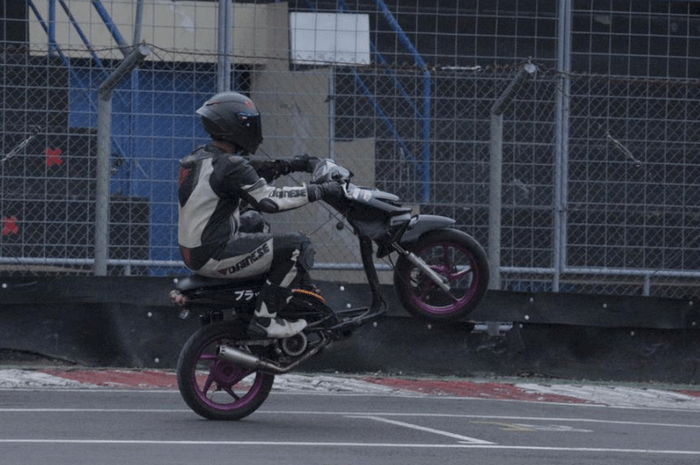 Gambar Motor Road Race Beat. Honda BeAT Sangar Jagoan Lintasan Road Race, Wheelie Doang