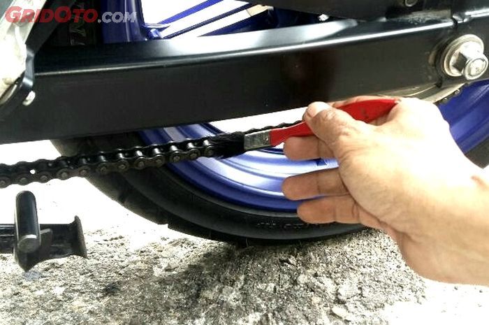 Pelumas Rantai Motor Yang Tidak Bikin Kotor. Jangan Sembarangan, Ini Akibatnya Melumasi Rantai Pakai Oli