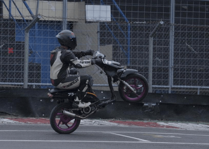 Honda Beat Road Race. Honda BeAT Sangar Jagoan Lintasan Road Race, Wheelie Doang