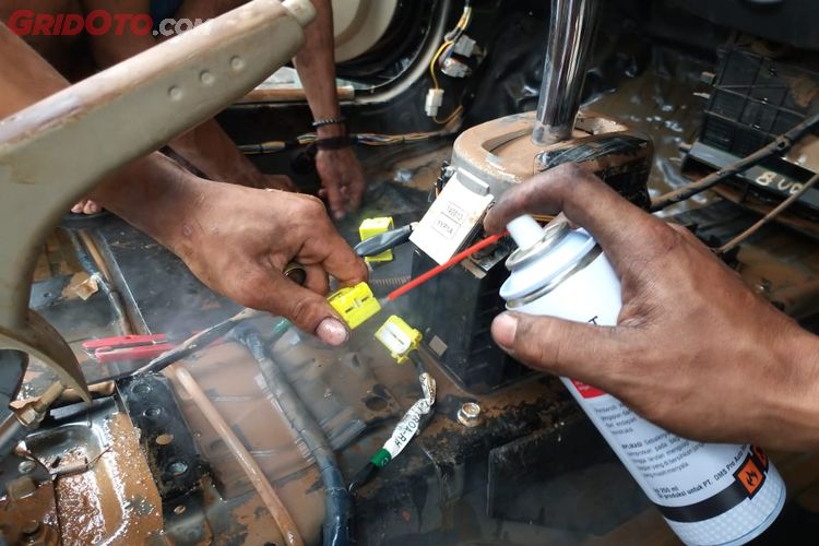 Kumpulan Cairan Pembersih Mesin Motor. Salah Kaprah Penggunaan 'Cairan Sakti' Contact Cleaner dan