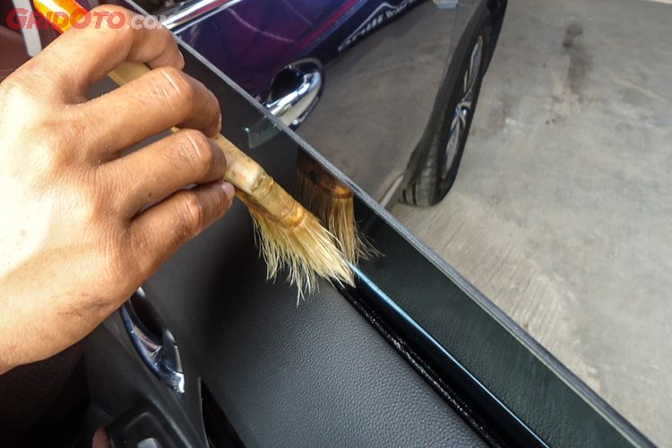 Cara Melenturkan Karet Yang Sudah Keras. Cara Mudah Merawat Karet Kaca dan Karet Pintu Mobil, Cukup