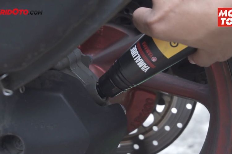 Beda Oli Mesin Dan Oli Gardan. Benarkah Fungsi Oli Gardan di Motor Sama Dengan Oli Mesin