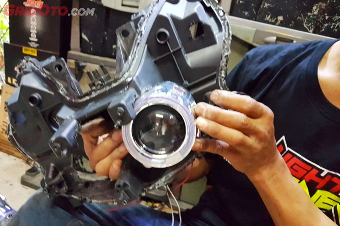 Jasa Pasang Lampu Alis Motor. Niat Pasang Lampu Projector di Motor? Ini Biaya yang Harus