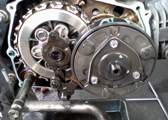 Cara Mengoper Gigi Motor Kopling Yang Benar. Begini Cara Mengatasi Susah Mengoper Gigi di Motor Transmisi