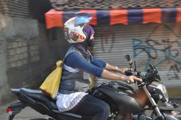 Ukuran Helm Untuk Wanita Berhijab. Kriteria Helm yang Nyaman Dipakai Wanita Berhijab