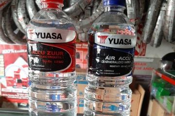 Harga Air Aki Jenis Zuur. Jangan Salah Beli, Ini Bedanya Air Aki Kemasan Merah dan Biru