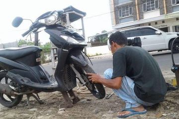 Harga Tambal Ban Pinggir Jalan. Jangan Ragu 'Ngobrol' dengan Tukang Tambal Ban, Pastikan Hal