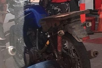 Tangki Motor Thunder. Terdapat Selang Besar di Bawah Tangki Motor Suzuki Thunder Saat