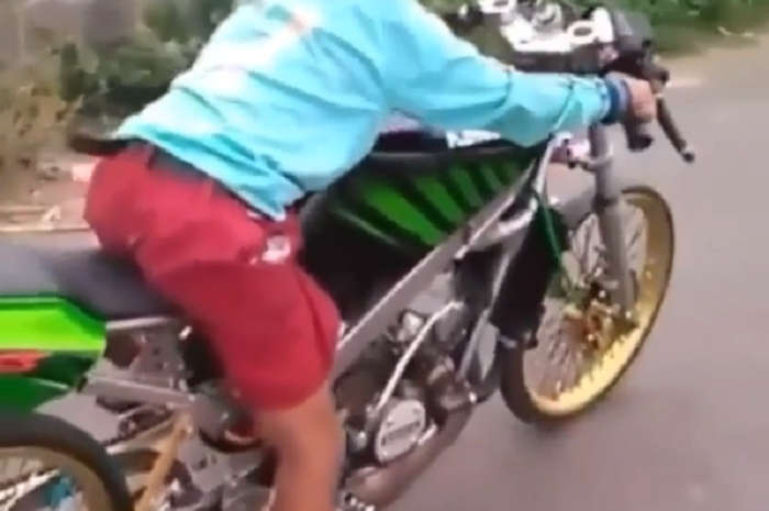 Drag Ninja 2 Tak. Berbahaya! Bocah SD Sedang Ngetes Drag Pakai Motor Ninja