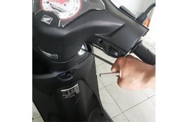 Cara Kunci Stang Ke Kanan Motor Yamaha. Mengunci Setang Motor ke Kanan Jauhkan Motor dari Maling