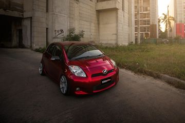 Pelek Merah Candy. Toyota Yaris Lama Tampil Elegan, Berbaju Merah Candy dan Pelek