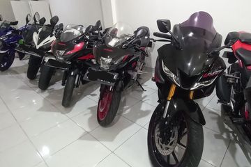 Harga R15 V3 Baru. Isi Dompet Enggak Nguber Beli Yamaha R15 Baru? Segini Harga