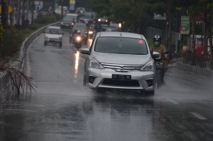 Tekanan Angin Ban Vespa Lx 150. Mitos Ban Mobil #2: Tekanan Angin Ban Perlu Dikurangi Saat Hujan