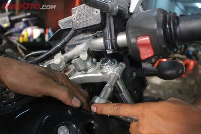 Cara Meninggikan Shock Depan Suzuki Smash. Cuma Modal Rp 2 Ribu Bisa Bikin Sokbreker Depan Tambah Tinggi