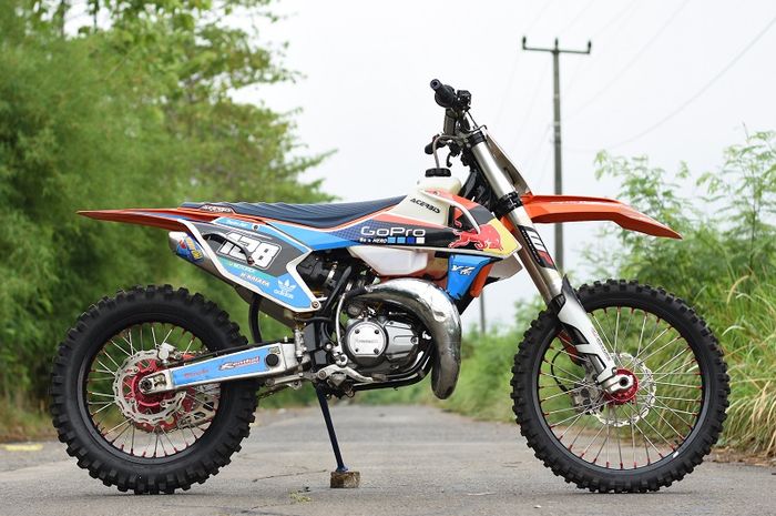Modifikasi Motor Cross Rx King. Tampil Total, Modifikasi Yamaha RX-King Ini Layaknya Motocross