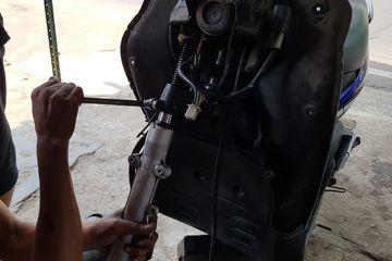 Servis Shock Depan Motor. Proses Servis Sokbreker Depan Motor Di Bengkel Spesialis, Berapa