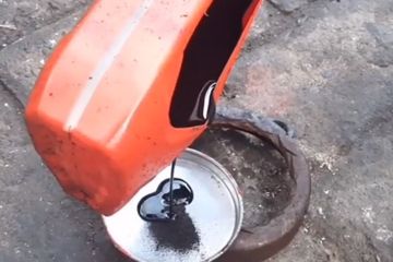 Cara Cat Body Kasar Motor. Ternyata Oli Bekas Manjur Buat Hitamkan Panel Bodi, Bisa Tahan