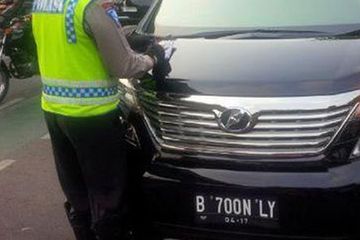 Pasang Plat Nomor Motor. Awas, Sudah Pasang Plat Nomor Depan Belakang Belum Jaminan