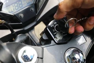 Cara Membuka Kunci Motor Honda Beat Yang Macet. Tak Usah Cemas Lubang Kunci Motor Macet, Ini Cara Mudah