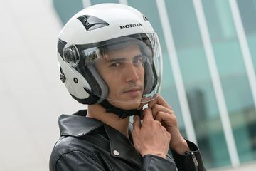 Helm Bawaan Honda. Soal Helm Bawaan All New Honda PCX 150, Ini Jawaban Astra