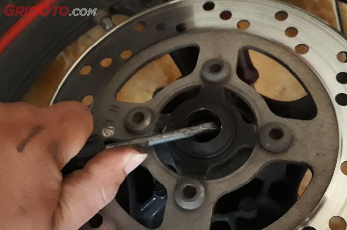 Bearing Depan Vixion Old. Tips Ganti Bearing Roda Depan Motor di Rumah, Siapkan 4 Alat Ini