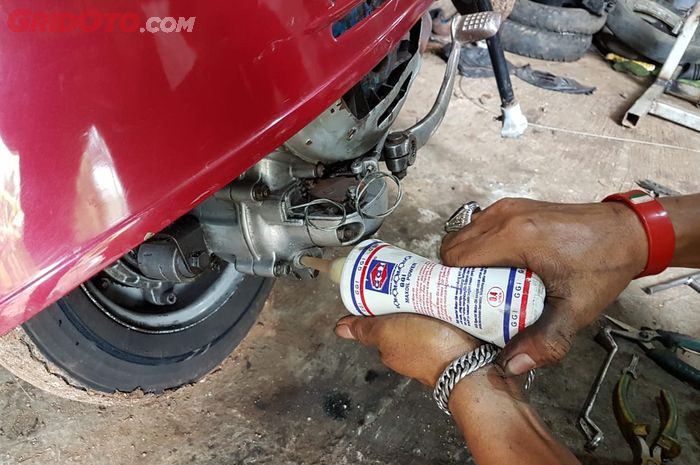 Oli Mesin Vespa 2 Tak. Banyak yang Enggak Tahu! Begini Cara Unik Vespa 2-Tak Ganti Oli