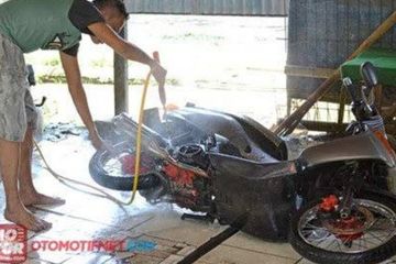 Cara Mencuci Motor Scoopy Yang Benar. Mau Cuci Motor Sendiri, Ini Peralatan dan Cara Yang Benar