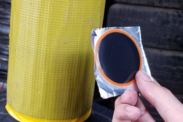 Cara Menambal Ban Tubeless Yang Benar. Begini Cara Tambal Ban Tubeless Yang Benar, Enggak Zaman