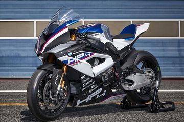 Harga Bmw Hp4. Mejeng di Intermot 2018, Segini Harga BMW HP4 Race di Jerman