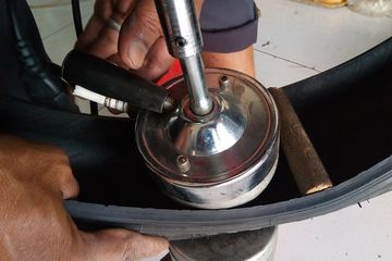 Alat Tambal Ban Tubles Listrik. Ada Cara Lebih Aman Tambal Ban Tubeless, Enggak Perlu Main