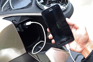 Motor Matic Yg Bisa Ngecas Hp. Benarkah Ngecas HP di Motor Bikin Baterai Cepat Rusak?